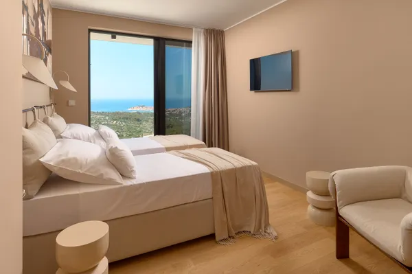Twin bedroom with sea view